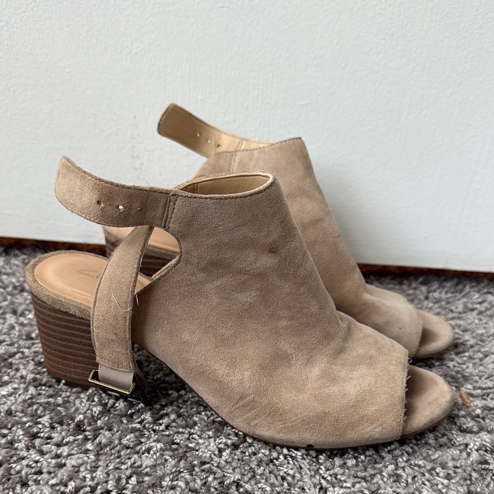 Clark’s Women's Tan Peep-Toe Block Heel Sandals